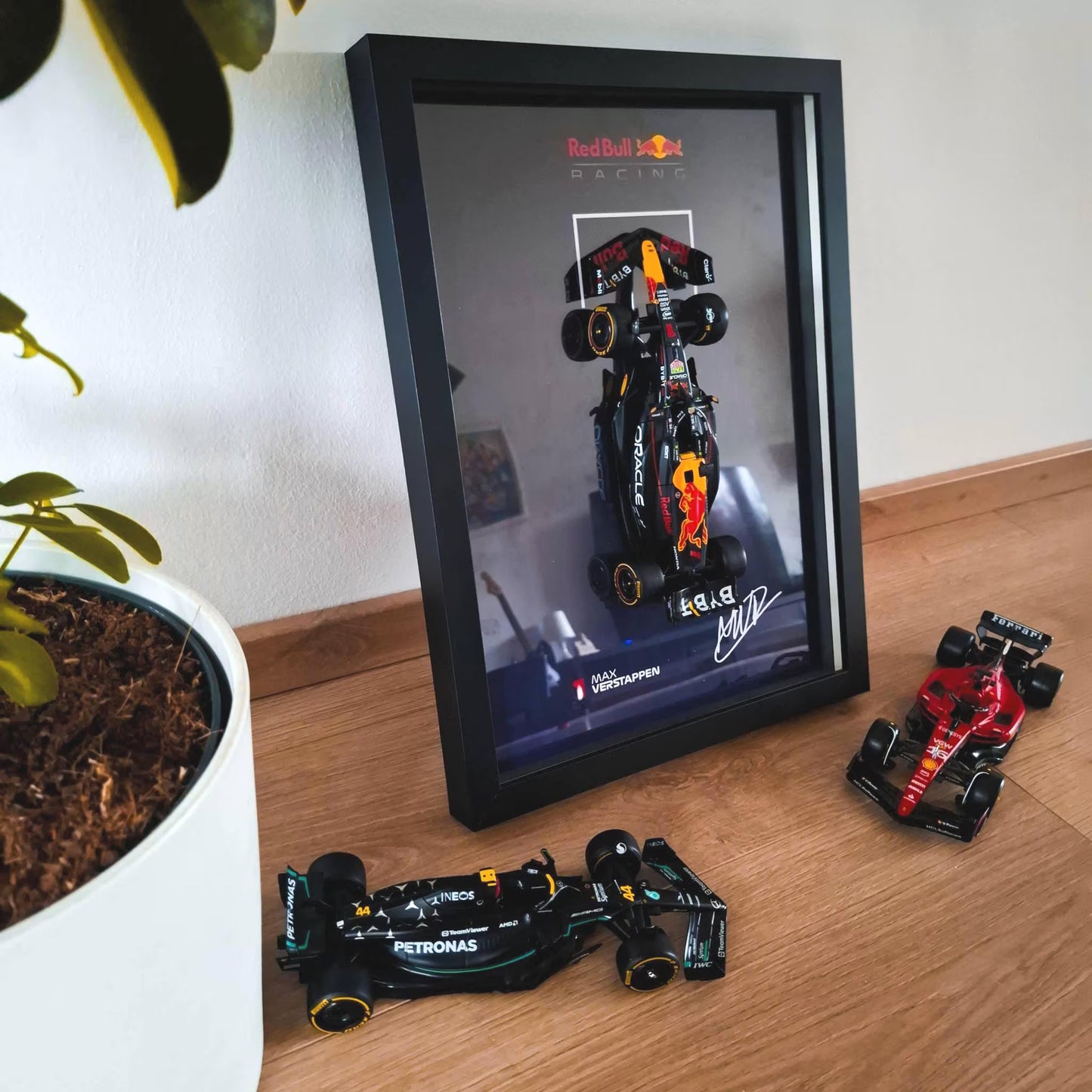 Max Verstappen F1 Frame with Red Bull 1:24 Scale Car - High-Quality Printed Background with Signature - 30x40cm Display - Formula 1 Gift