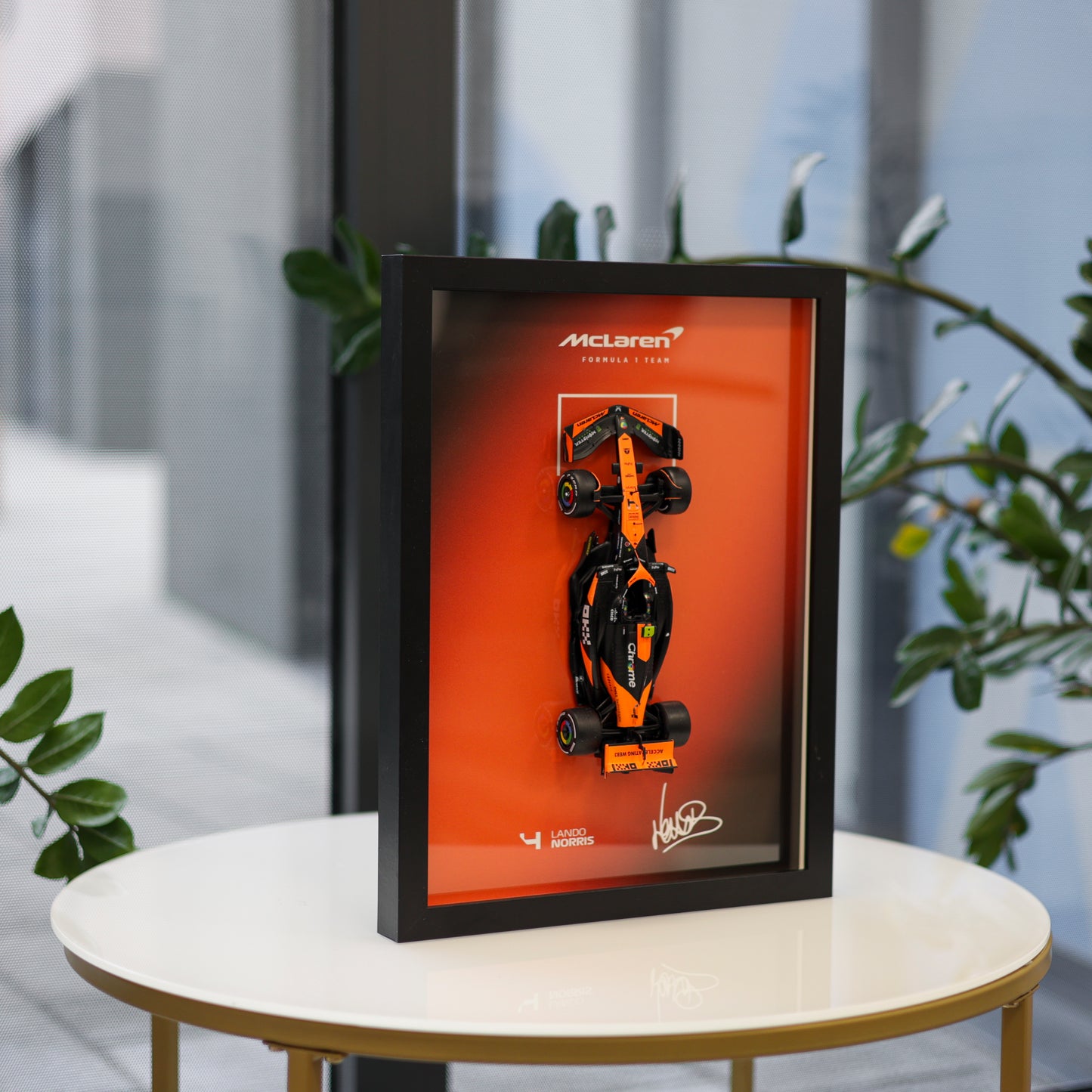 Lando Norris F1 Frame with McLaren 1:24 Scale Car - High-Quality Printed Background with Signature - 30x40cm Display - Formula 1 Gift