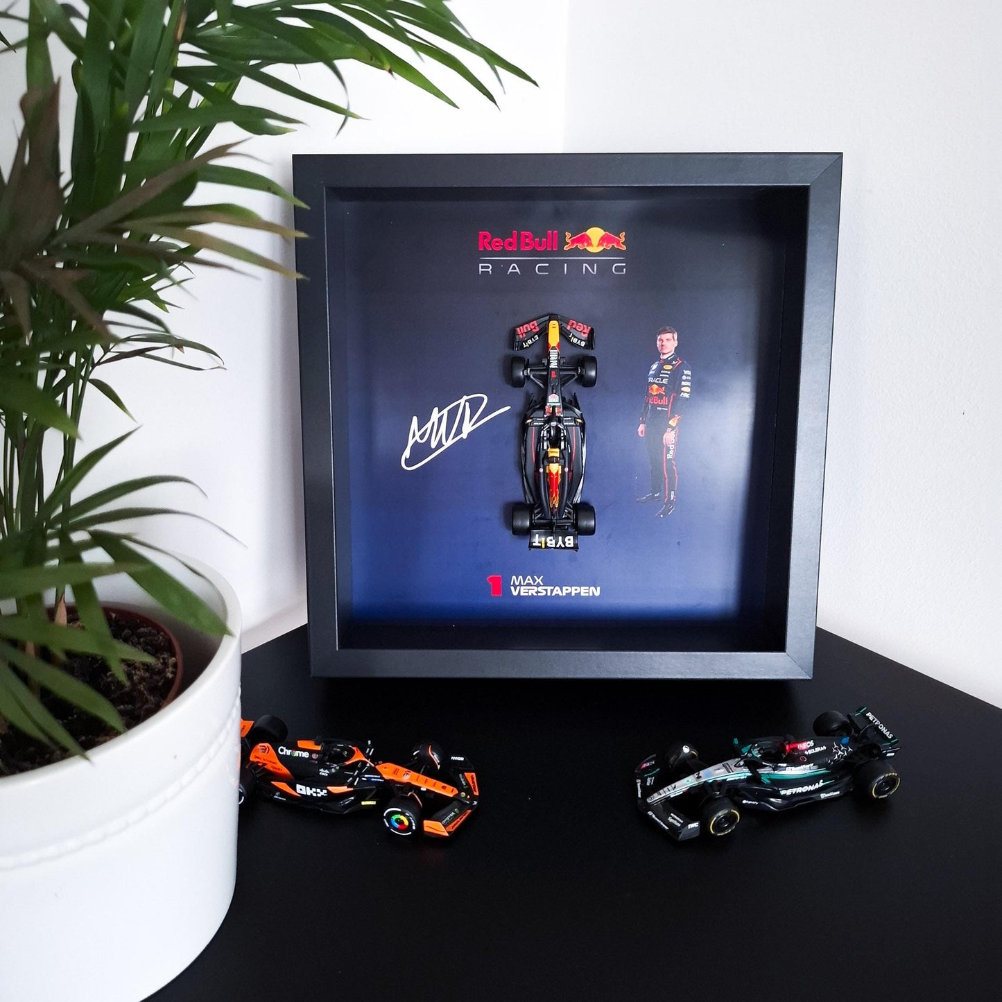 Max Verstppen F1 Frame with 1:43 Scale Car - High-Quality Printed Background - 25x25 cm Display - Formula 1 Gift