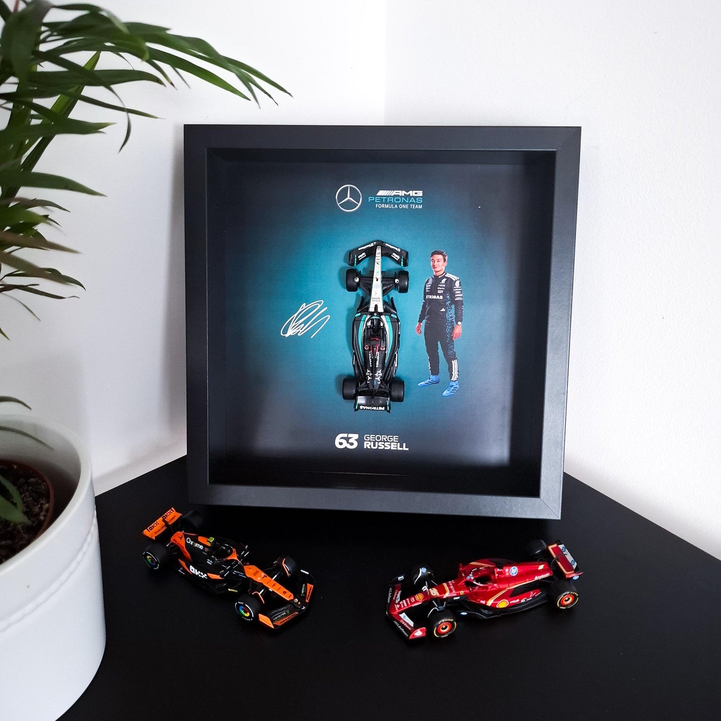 George Russell F1 Frame with 1:43 Scale Car - High-Quality Printed Background - 25x25 cm Display - Formula 1 Gift