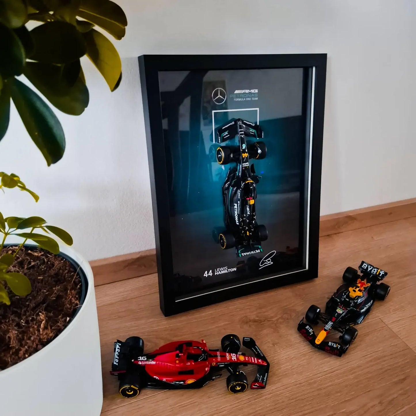 Lewis Hamilton F1 Frame with McLaren 1:24 Scale Car - High-Quality Printed Background with Signature - 30x40cm Display - Formula 1 Gift