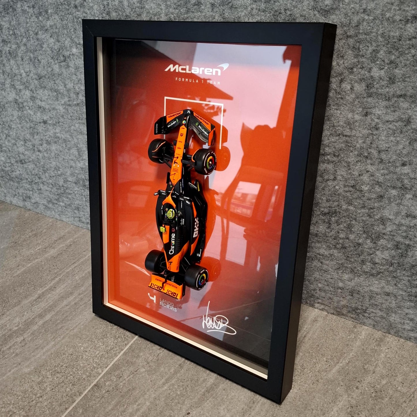 Lando Norris F1 Frame with McLaren 1:24 Scale Car - High-Quality Printed Background with Signature - 30x40cm Display - Formula 1 Gift