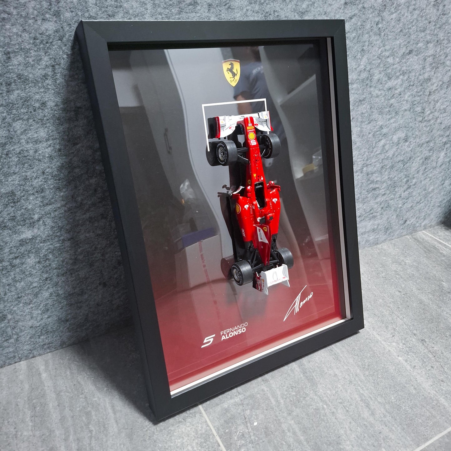 Fernando Alonso F1 Frame with Ferrari 1:24 Scale Car - Background with Name and Signature - 30x40cm Display - Formula 1 Gift