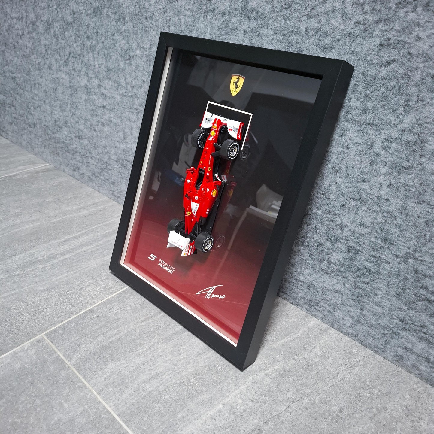 Fernando Alonso F1 Frame with Ferrari 1:24 Scale Car - Background with Name and Signature - 30x40cm Display - Formula 1 Gift