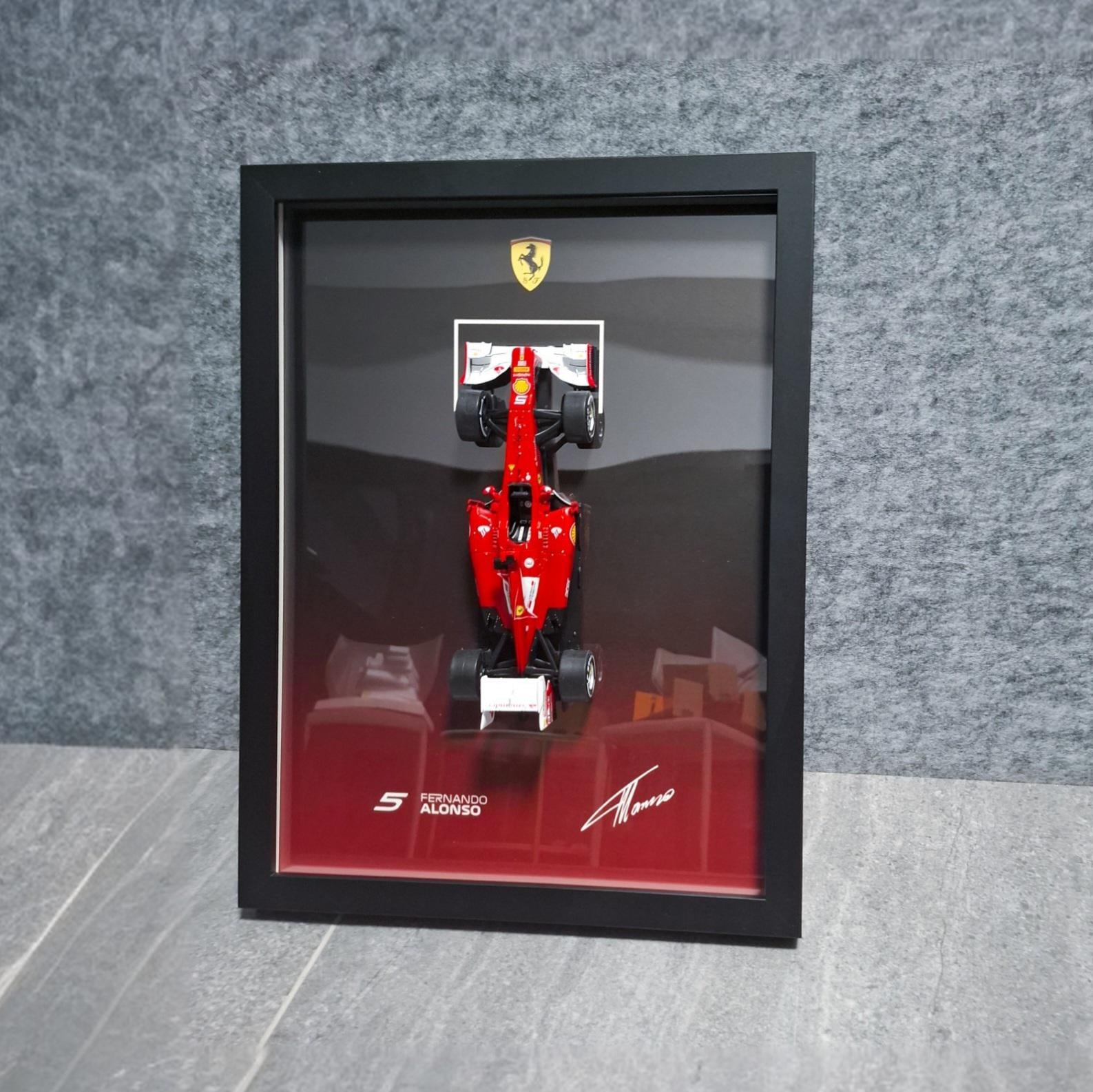 Fernando Alonso F1 Frame with Ferrari 1:24 Scale Car - Background with Name and Signature - 30x40cm Display - Formula 1 Gift